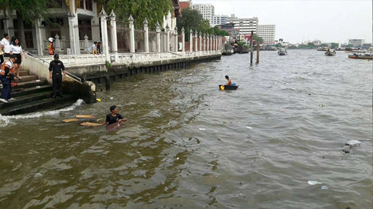 จะทำยังไงต่อไป!!! เจ้าของเรื่อคล้ำครวญหลังเรือบรรทุกทราายล่มหน้าวัดระฆัง แต่โชคดีไม่คนบาดเจ็บ พร้อมกู้ซากเรือขึ้นฝั่งอย่างปลอดภัย