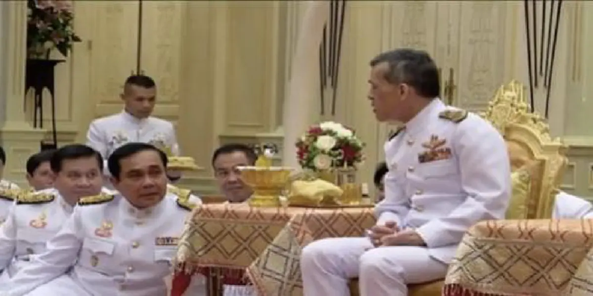 ขอทรงพระเจริญ..พสกนิกรไทยรอเฉลิมพระเกียรติ    พระมหากษัตริย์พระองค์ใหม่ตามกระบวนการรัฐธรรมนูญ พ.ศ. 2550 