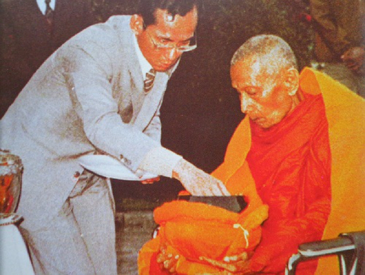 ชมภาพประวัติศาสตร์สุดคลาสสิก... เมื่อ "พระราชา" สนทนาธรรมกับ "พระอริยะ"!! ... อมตะแห่งธรรมะที่จะอยู่คู่โลกไปตลอดกาล!!