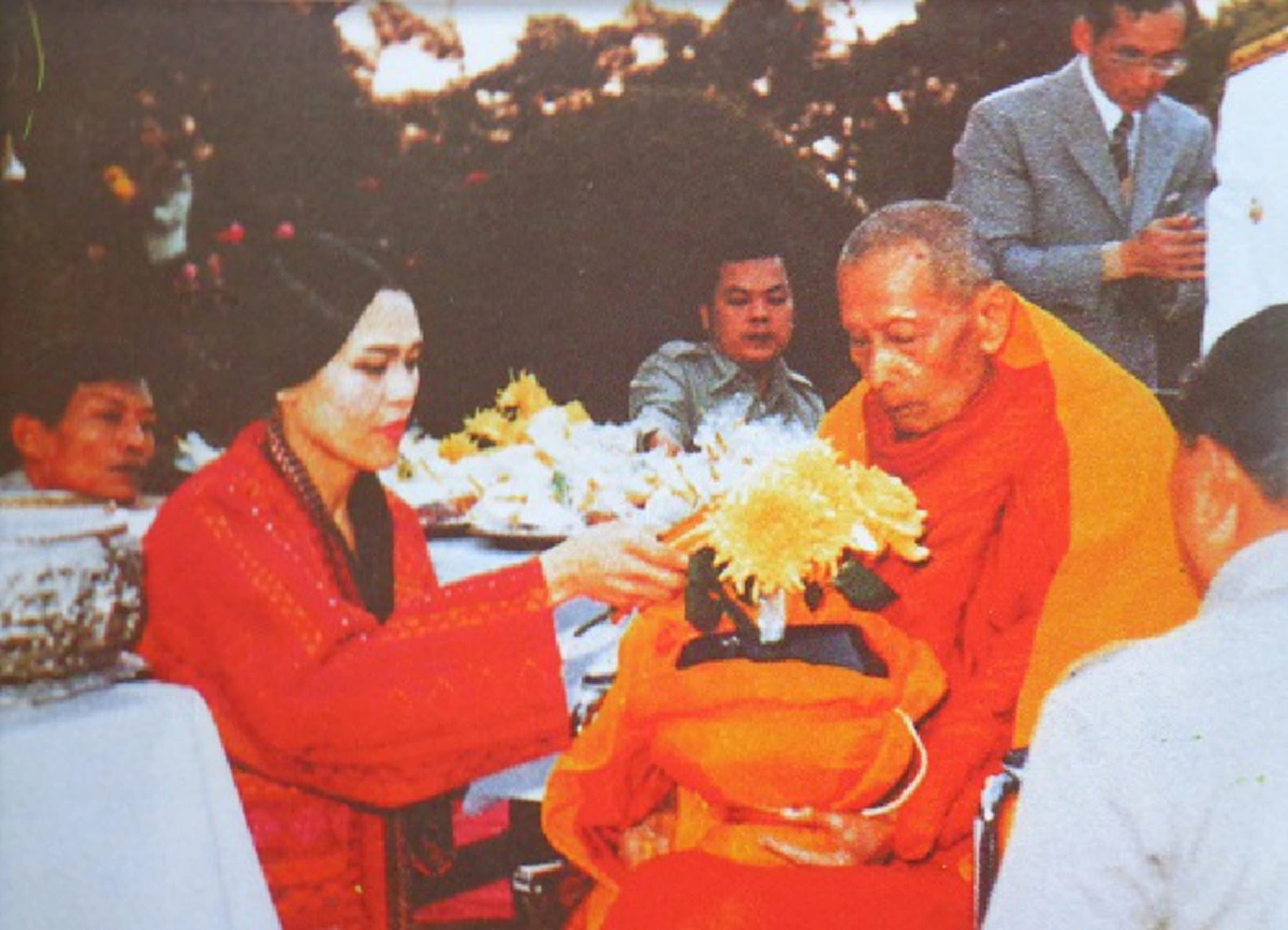 ชมภาพประวัติศาสตร์สุดคลาสสิก... เมื่อ "พระราชา" สนทนาธรรมกับ "พระอริยะ"!! ... อมตะแห่งธรรมะที่จะอยู่คู่โลกไปตลอดกาล!!
