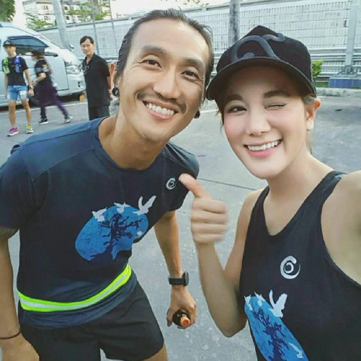 คู่รักสายบุญ "ก้อย - ตูน" ทำข้าวกล่องแจกพี่น้องบางสะพาน แม้เจ้าตัวอยู่ต่างประเทศ แต่ก็ยังนึกถึงพี่น้องที่ยากลำบาก จากสถานการณ์น้ำท่วม !!