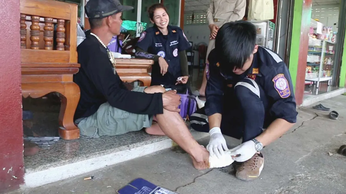 ขอแรงใจคนไทย!!!แชมป์มวยไทยชาวลำพูนเดินเข้ากรุง เพื่อสักการะพระบรมศพในหลวง ร.๙!!เจ็บเท้าแต่ด้วยใจสู้ยังคงเดินต่อไปอย่างไม่ย่อท้อ