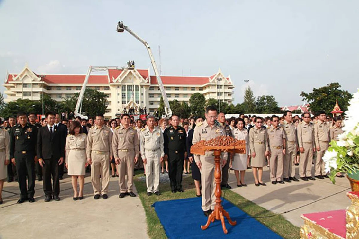 ชาวขอนแก่นรวมใจถวายพ่อ!!! แปรขบวนเป็นรูปริบบิ้น ถวายอาลัยในหลวง ร.9 (ชมคลิป)