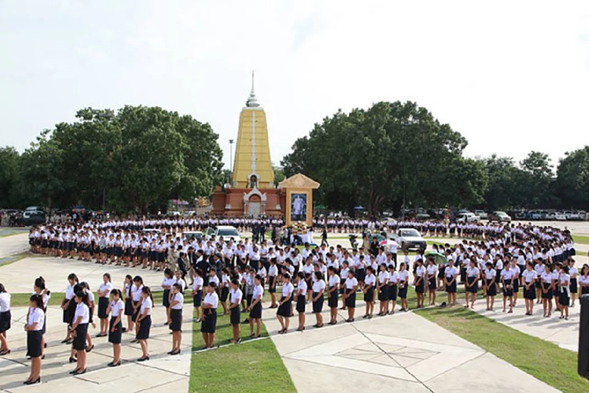 ชาวขอนแก่นรวมใจถวายพ่อ!!! แปรขบวนเป็นรูปริบบิ้น ถวายอาลัยในหลวง ร.9 (ชมคลิป)