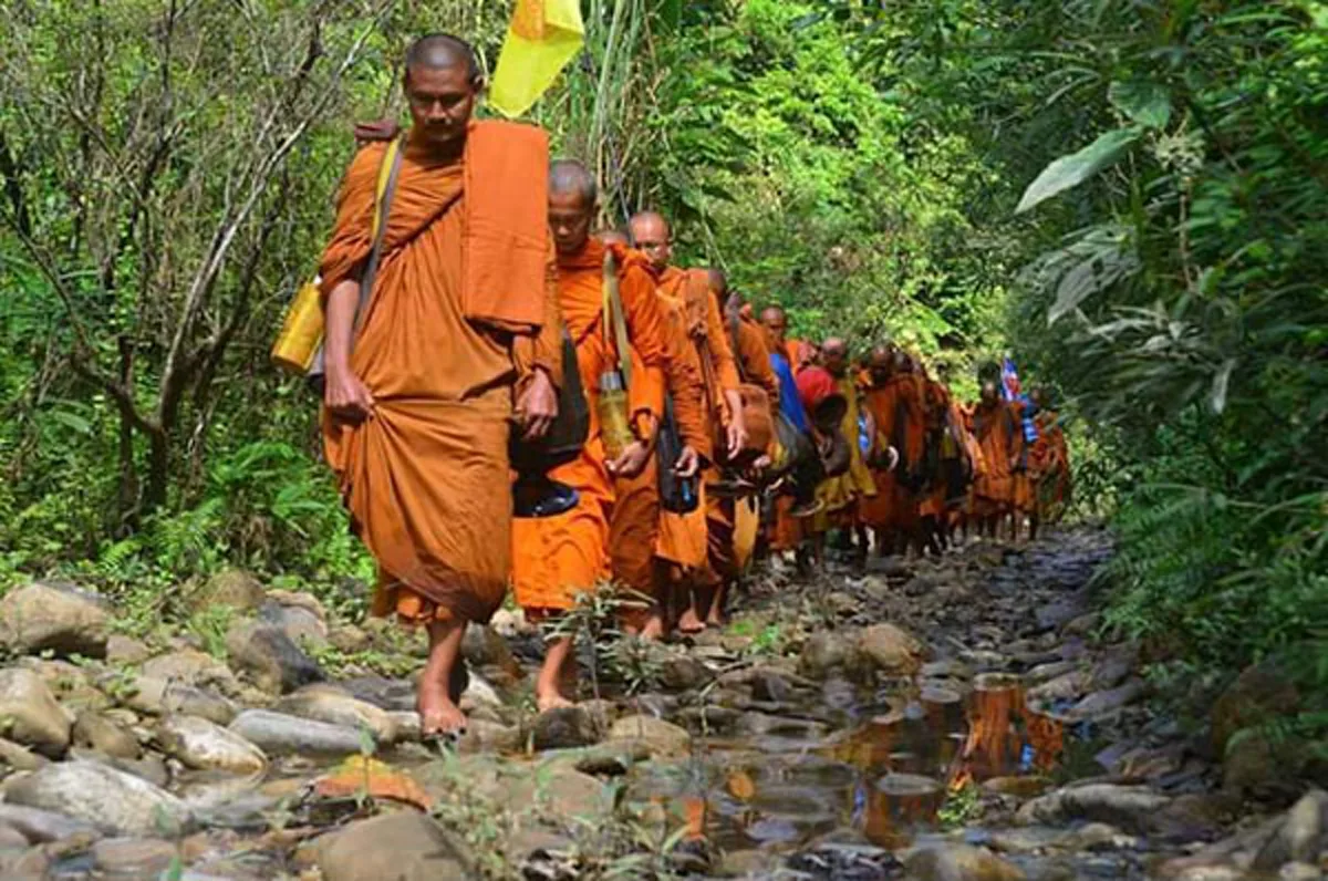อนุโมทนา กราบสาธุๆๆ!!! พระสงฆ์ 500 รูปเดินเท้าจากนครศรีฯสู่กรุงเทพ เข้าปลงธรรมสังเวชเจริญจิตภาวนา ถวายพระราชกุศลอุทิศแด่ "ในหลวง ร.9 "