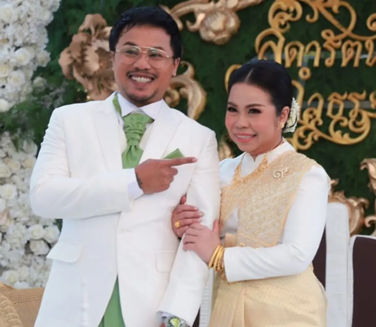 ทั้งฮา ทั้งน่ารัก!! ชาวเน็ตเม้นสนั่นหลัง "ดีเจต้นหอม" ร่วมงานแต่ง "ตุ๊กกี้-บูบู้" เจอกะเทยจัดหนักจัดเต็ม เพราะแต่งหน้าแต่งตัวไม่ทัน!!? (ชมภาพ)