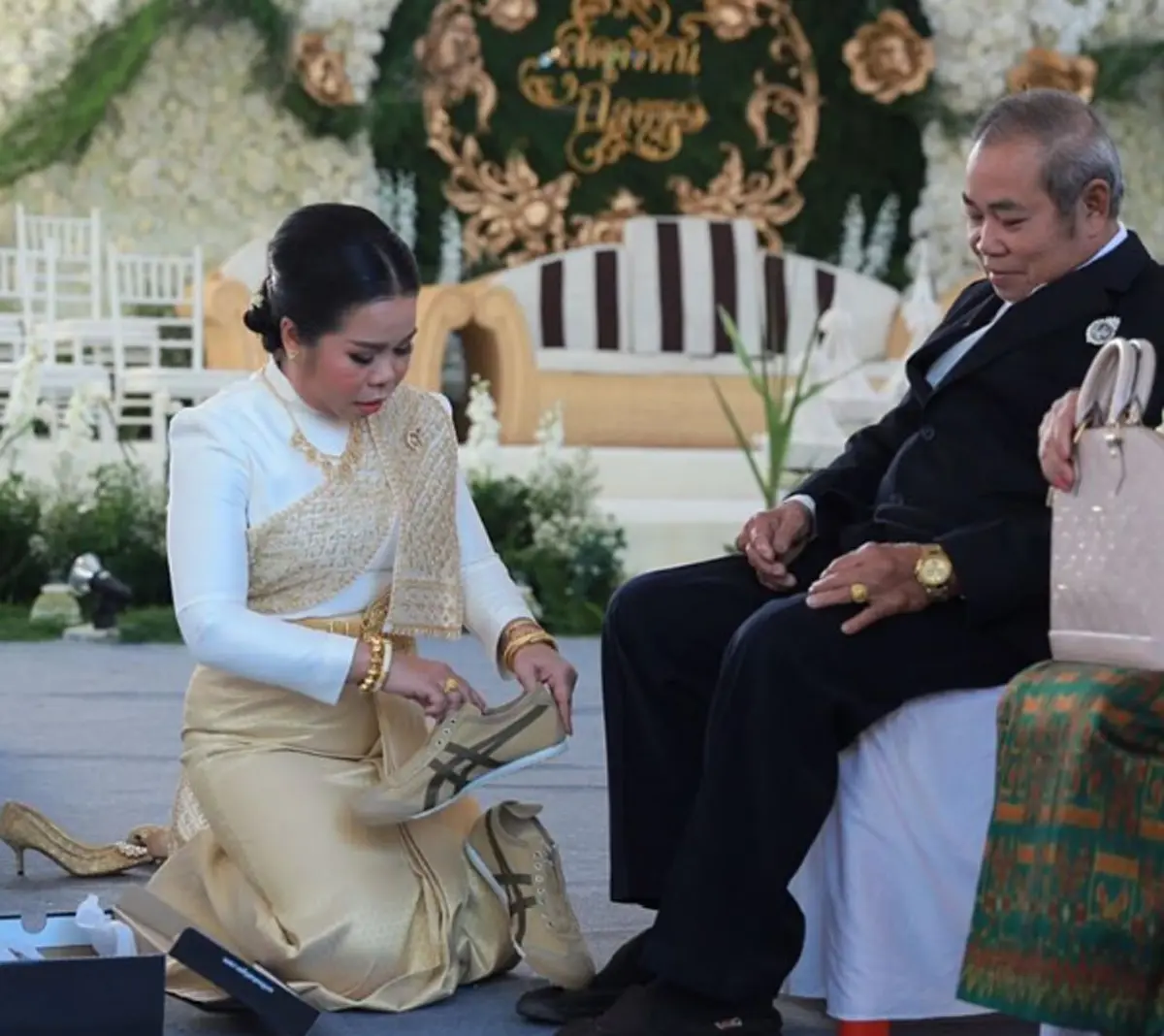 ส่องภาพงานแต่ง ตุ๊กกี้-บูบู้ พร้อมข้อความสุดซึ้ง ที่ตุ๊กกี้เรียงร้อยถ้อยคำออกมาได้อย่างกินใจ กับผู้มีพระคุณ และคู่ชีวิต (มีภาพ) 