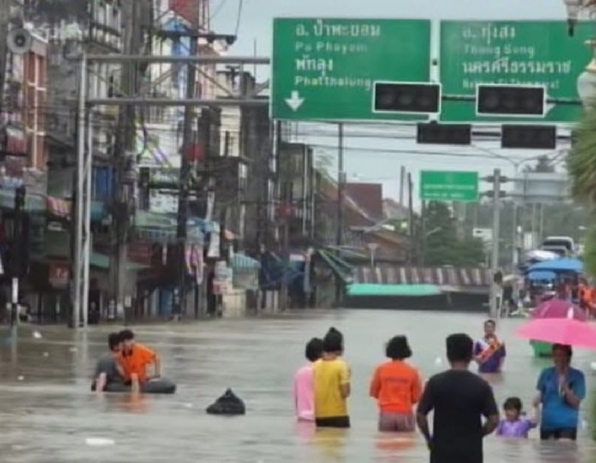 เข้าขั้นวิกฤต!!!ฝนตกไม่หยุด10 อำเภอนครศรีฯจมมิด เตือนซ้ำมหันตภัยน้ำท่วมบางจุดหนักสุดในรอบ 100 ปี   (รายละเอียดสถานการณ์น้ำท่วมใต้)