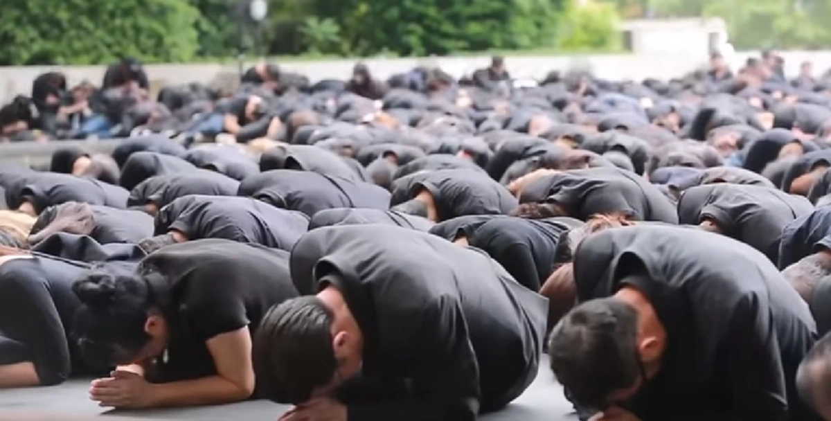 น้ำตาแห่งความอาลัย!! "ปัญญา นิรันดร์กุล" นำถวายอาลัยองค์พ่อหลวง จนเก็บความรู้สึกไม่อยู่ทำคนรอบข้างถึงร่ำไห้