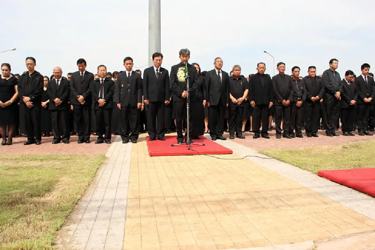 งดงาม!! พสกนิกร ชาวบึงกาฬ รวมใจแปรอักษร ถวายอาลัย ในหลวง รัชกาลที่ 9