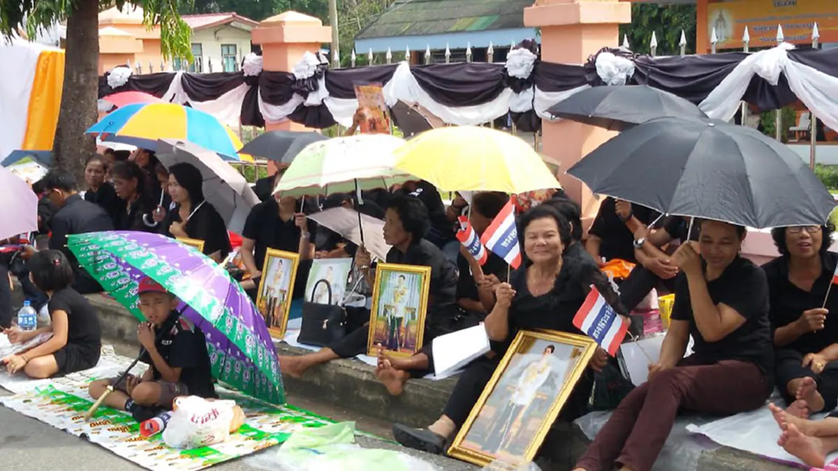 สุดปลื้มปีติ!! ผสกนิกรชาวกระบี่รอชื่นชมพระบารมี รับเสด็จฯ "ในหลวง ร.10" เนืองแน่น ตั้งแต่เช้ามืด