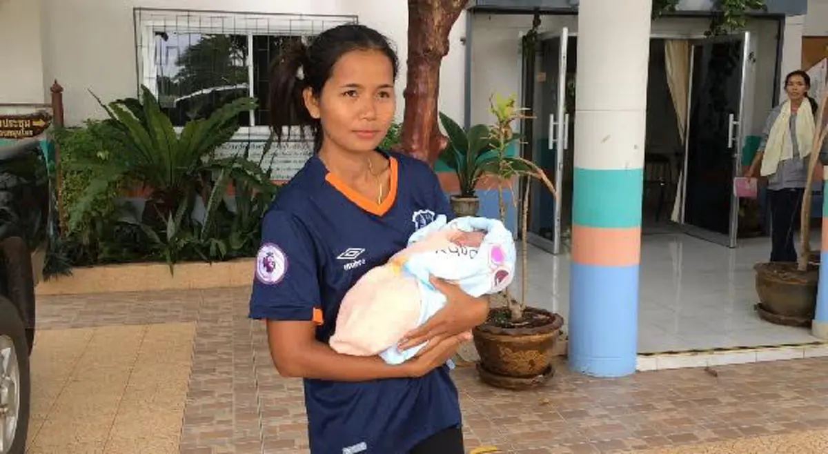 กลั้นไม่อยู่!! สาวใหญ่เบ่งคลอดลูกชายกลางทาง หน้าตาน่าเอ็นดู ขณะคอหวยส่องทะเบียนรถเลขสวย ลุ้นเสี่ยงโชคบ่ายนี้!!