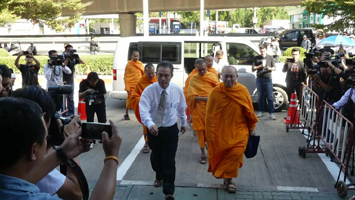 มาแล้วตัวเป็นๆ!!รก.เจ้าอาวาส วัดพระธรรมกายเข้าพบตร.คลองหลวง รับทราบข้อกล่าวหา 13 คดีแล้ว!!