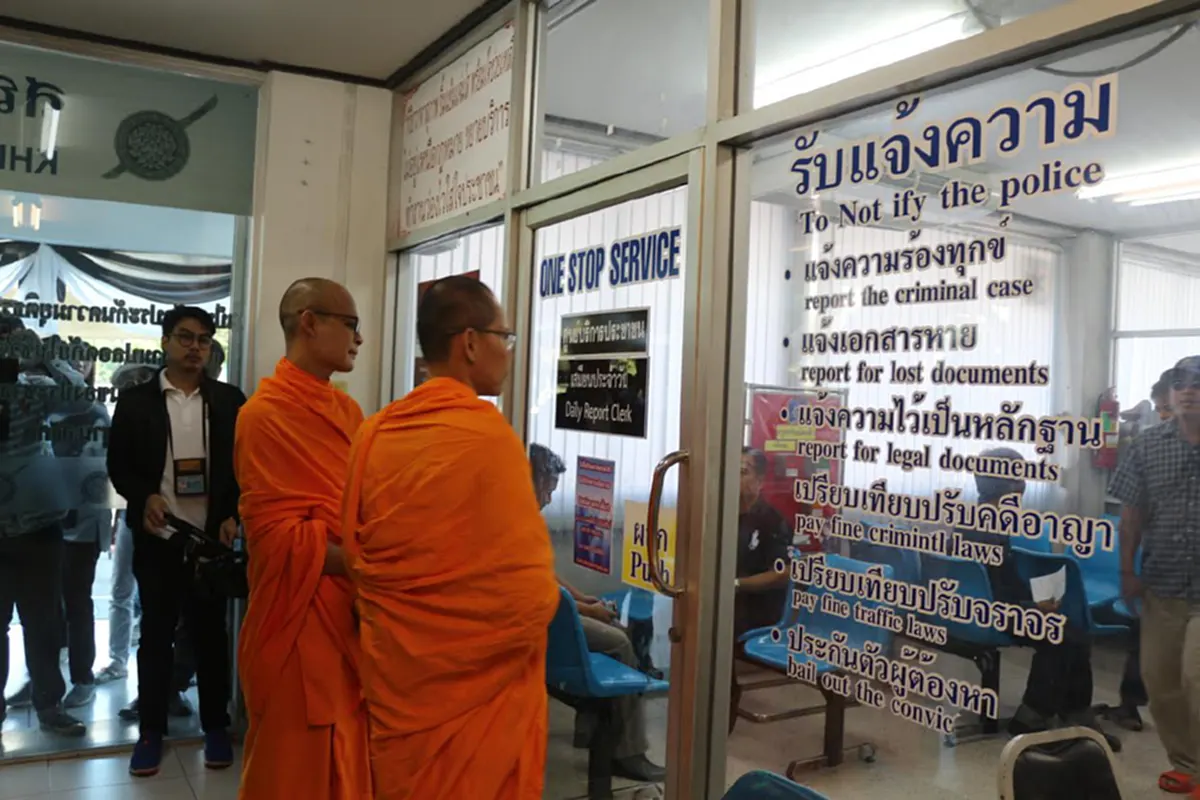 มาแล้วตัวเป็นๆ!!รก.เจ้าอาวาส วัดพระธรรมกายเข้าพบตร.คลองหลวง รับทราบข้อกล่าวหา 13 คดีแล้ว!!