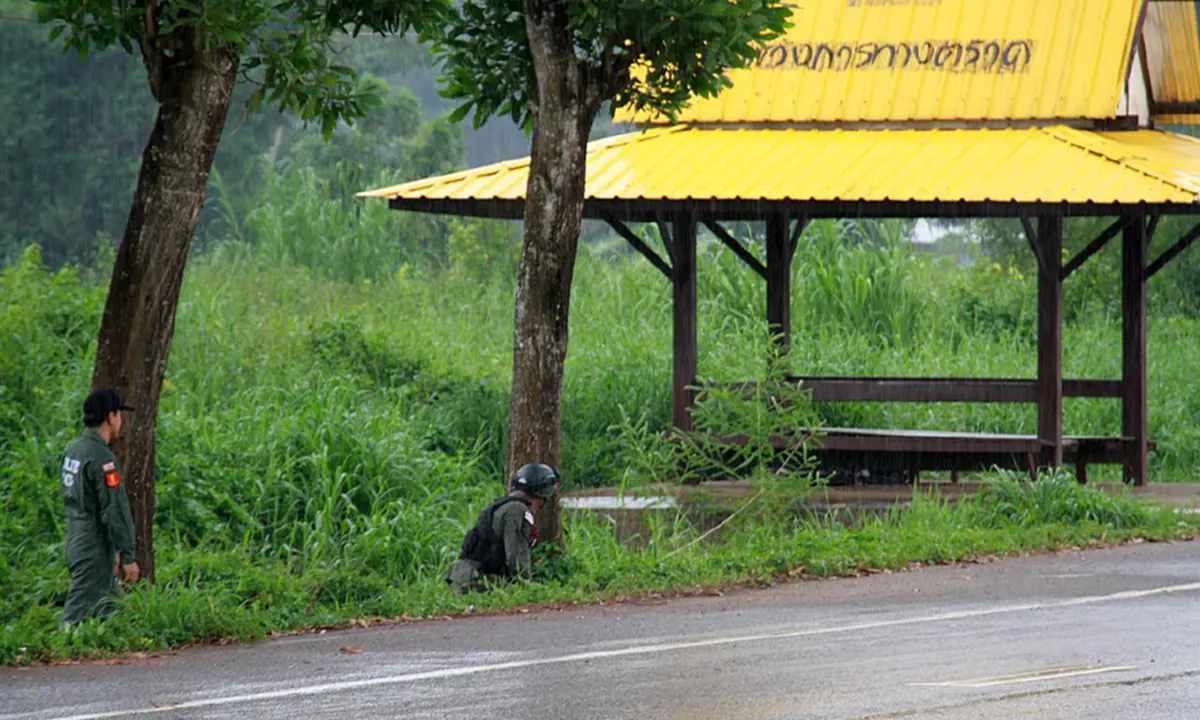 ตราด แตกตื่น!! พบกระเป๋าปริศนา 2 ใบ ถูกทิ้งศาลาริมทาง EOD เร่งกู้ระทึก หวั่นระเบิดป่วนเมือง!!