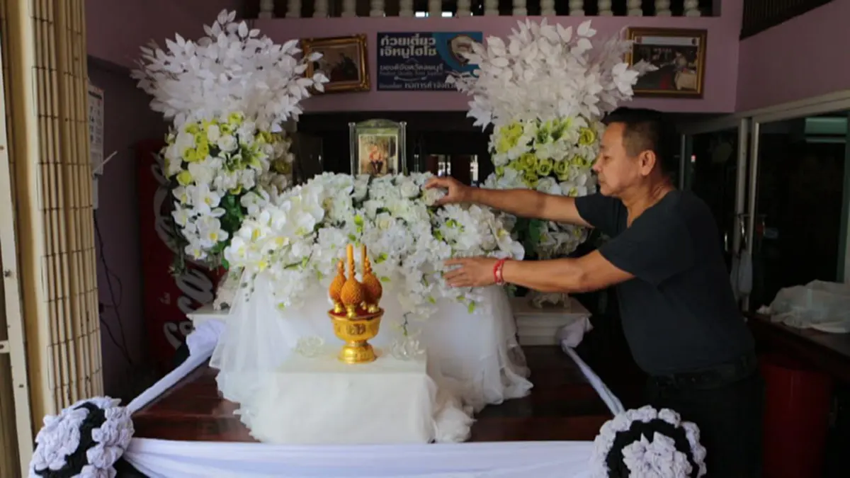 ด้วยภักดี.. เจ้าของร้านก๋วยเตี๋ยว ตั้งโต๊ะหมู่พระบรมฉายาลักษณ์ "ในหลวง" ให้ลูกค้าร่วมถวายอาลัย เล่าทั้งน้ำตา เศร้าจนนอนไม่หลับ!!