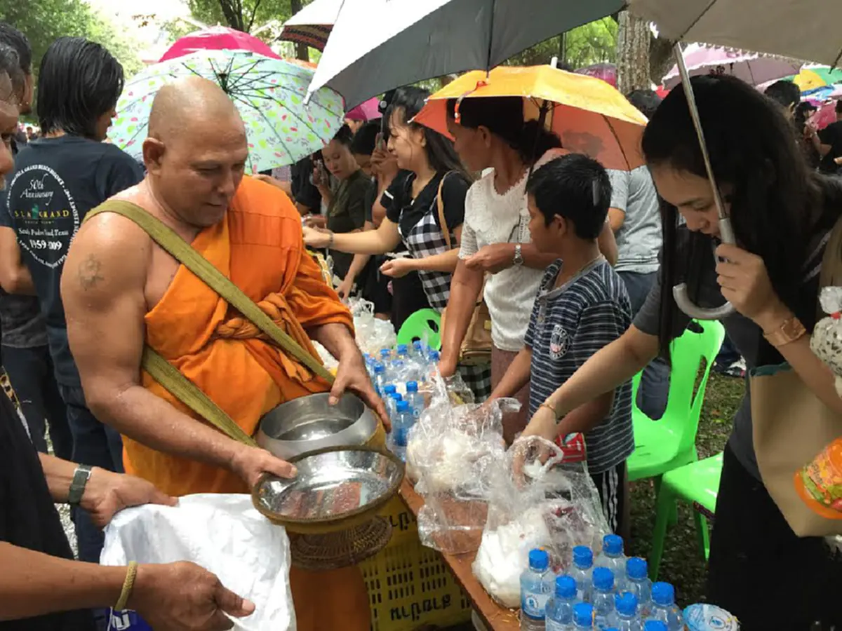 พลังแห่งความภักดี!! ชาวตราดฝ่าสายฝน ตักบาตรเทโว ถวายเป็นพระราชกุศลแด่ "ในหลวง รัชกาลที่9"