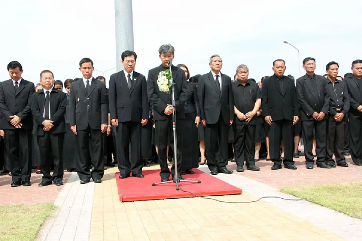 งดงาม!! พสกนิกร ชาวบึงกาฬ รวมใจแปรอักษร ถวายอาลัย ในหลวง รัชกาลที่ 9