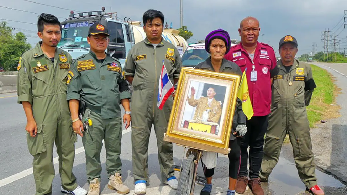 แชร์ไปรัวๆ!! หญิงคนนี้ปั่นจักรยาน มุ่งหน้าถวายอาลัยพระบรมศพ พอถอดไอ้โม่งออกเท่านั้นแหละ จุกอก แทบพูดไม่ออก!! (มีภาพ)