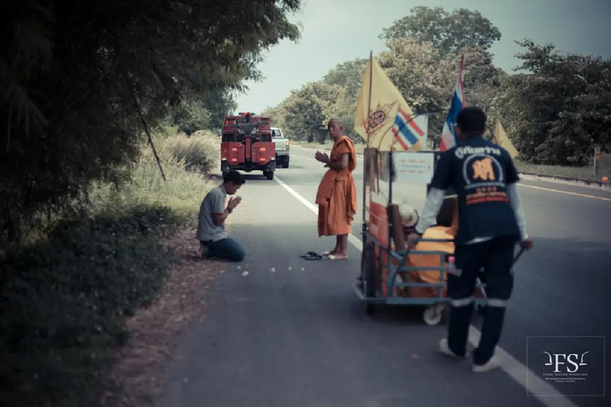 อีกแล้ว!! "หลวงพ่อ" เดินเข็นรถไปตามถนน เท้าพุพองเป็นแผลน่าสงสาร พอเห็นข้อความติดข้างรถ ยิ่งจุกอก พูดไม่ออก แชร์ลงโซเชียลฯรัวๆ!!