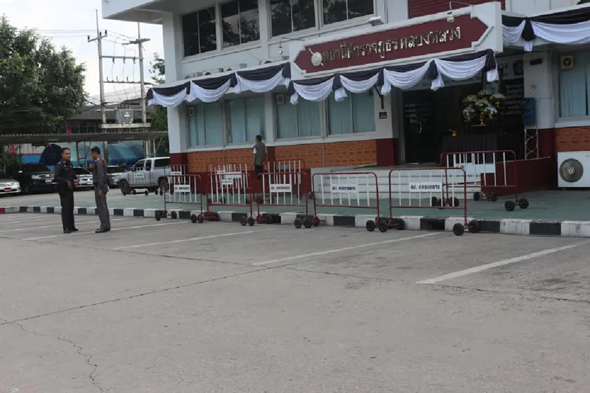 ลือหึ่ง!! "พระธัมมชโย" ติดต่อมอบตัวตำรวจ สภ.คลองหลวง สุดท้ายเบี้ยว ส่งพระ 2 รูปเป็นตัวแทนต่อรอง!!