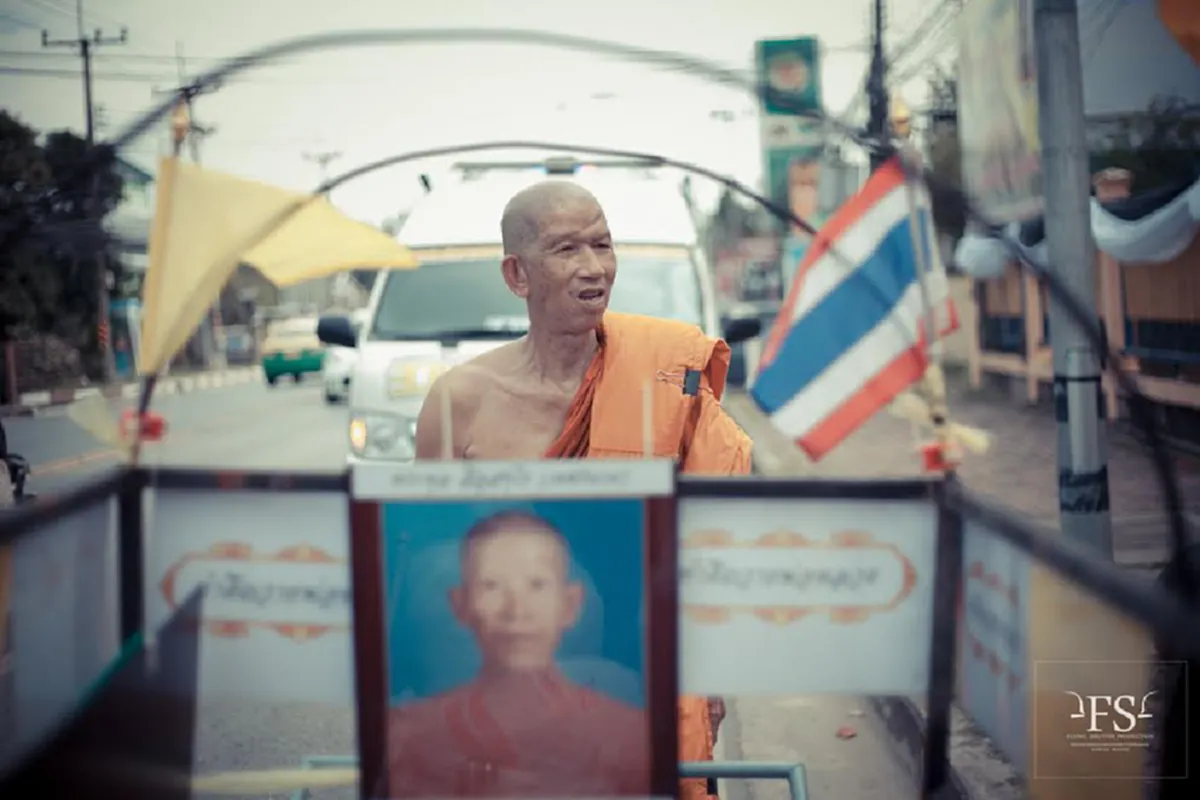 อีกแล้ว!! "หลวงพ่อ" เดินเข็นรถไปตามถนน เท้าพุพองเป็นแผลน่าสงสาร พอเห็นข้อความติดข้างรถ ยิ่งจุกอก พูดไม่ออก แชร์ลงโซเชียลฯรัวๆ!!