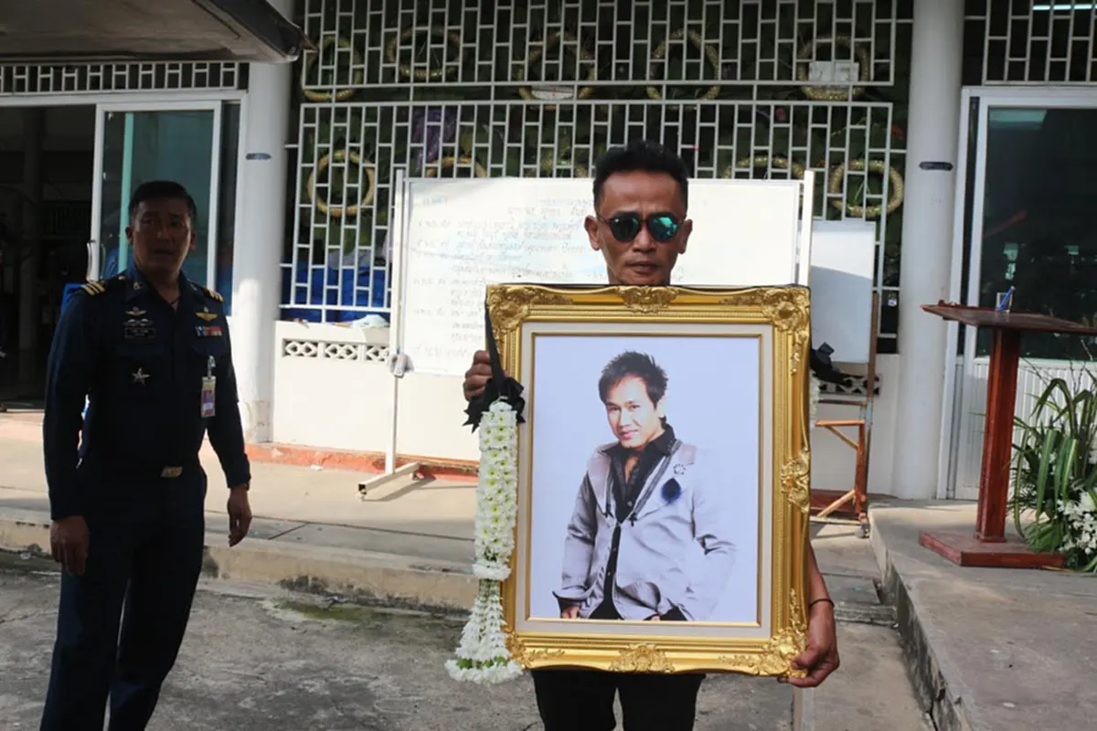 กลับบ้านกันนะ.. ญาตินำร่าง "สันติ ดวงสว่าง" กลับบ้านเกิดที่พิจิตร ให้แฟนเพลงเคารพศพเป็นครั้งสุดท้าย 