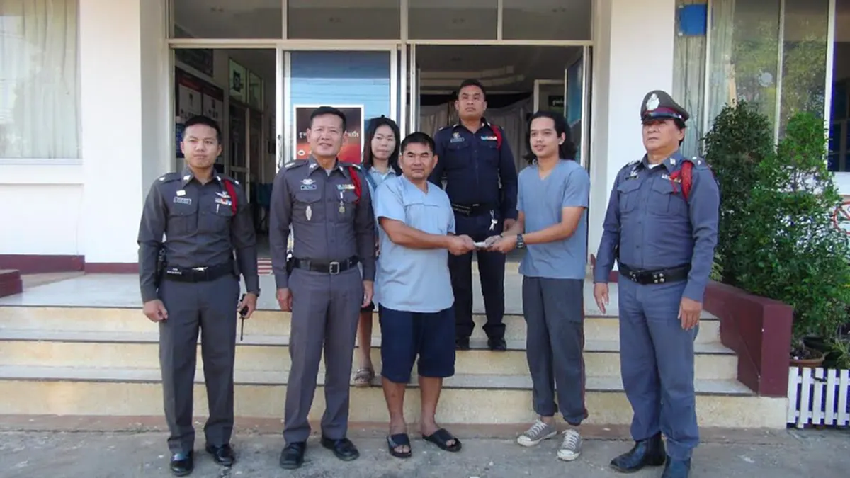 เปิดโฉมหน้า ชัดๆ!! "หนุ่มอีสาน" ขึ้นมาบนโรงพัก ไม่ทันไร แต่ทำให้หญิงคนหนึ่ง ตื้นตันใจอย่างบอกไม่ถูก กับสิ่งดีงามที่เขาทำ!!