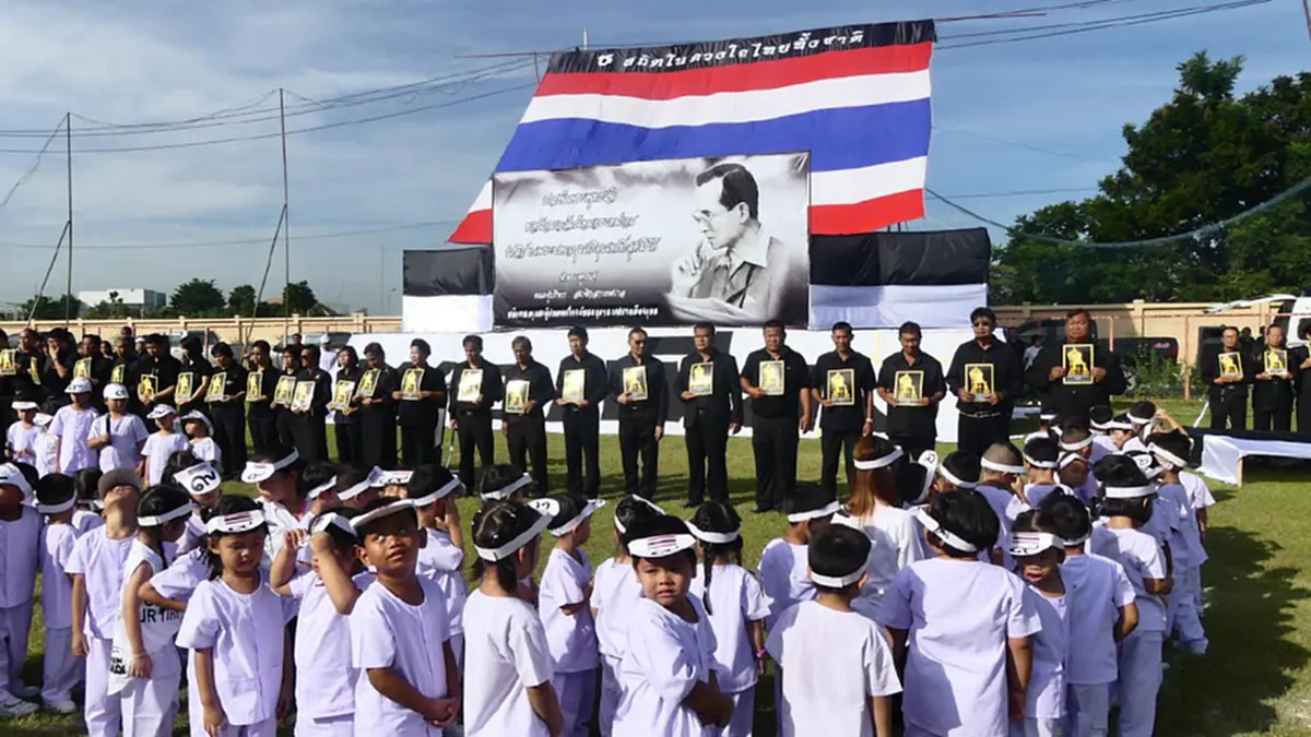 ด้วยหัวใจของหนู!! เด็กนักเรียนอนุบาล3 ร่วมกับประชาชนทั่วไปแปรอักษรถวายอาลัย ธ สถิตในดวงใจนิรันดร์