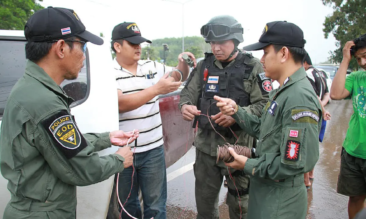 ตราด แตกตื่น!! พบกระเป๋าปริศนา 2 ใบ ถูกทิ้งศาลาริมทาง EOD เร่งกู้ระทึก หวั่นระเบิดป่วนเมือง!!