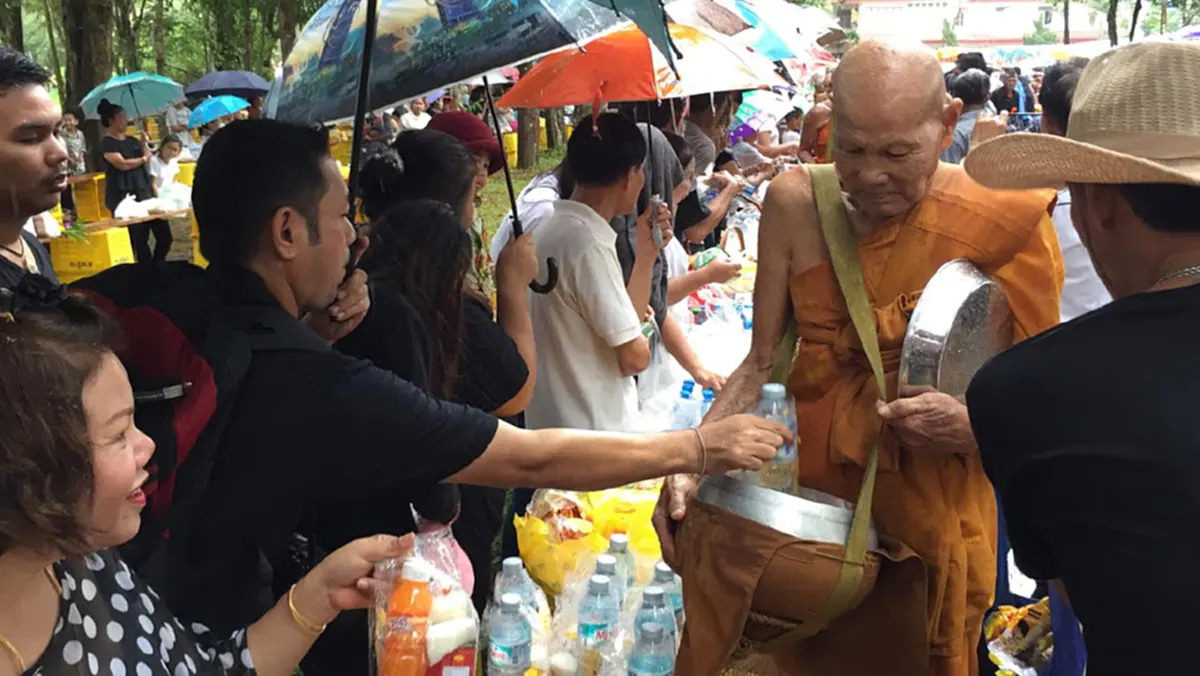 พลังแห่งความภักดี!! ชาวตราดฝ่าสายฝน ตักบาตรเทโว ถวายเป็นพระราชกุศลแด่ "ในหลวง รัชกาลที่9"