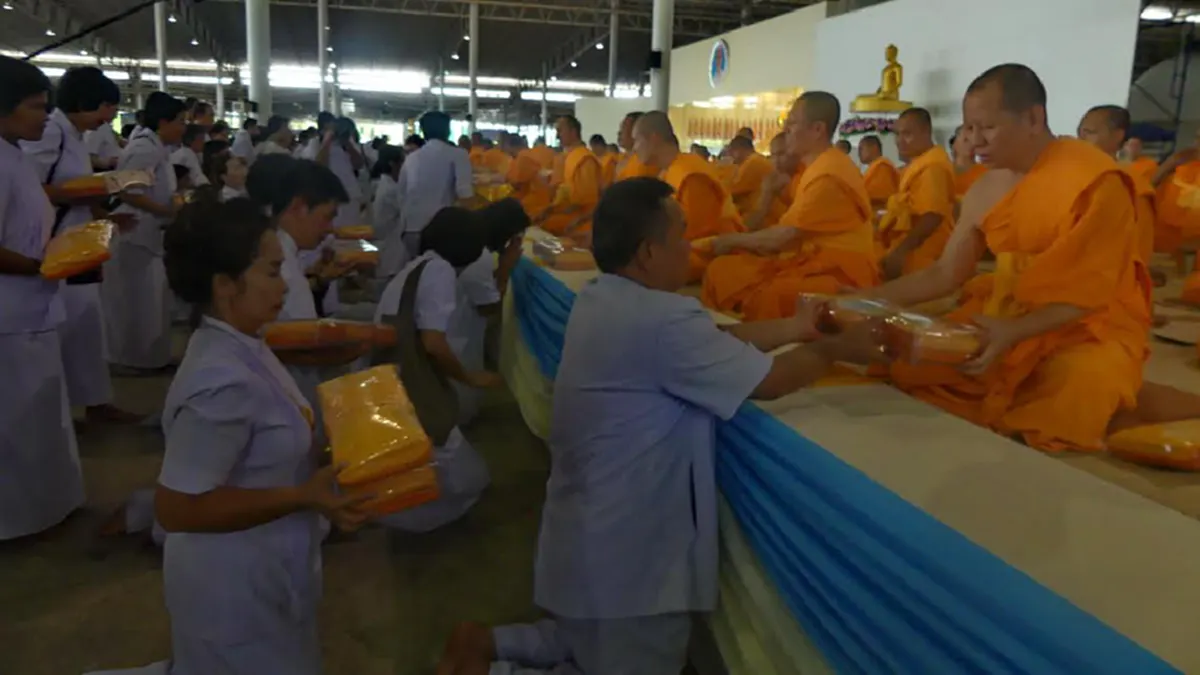 ศิษย์ธรรมกาย นับหมื่น ร่วมบุญ วันครบรอบ "ธัมมชโย" บวชครบ 48 พรรษา ไร้เงา "คนที่คุณก็รู้ว่าใคร" ร่วมพิธี!!