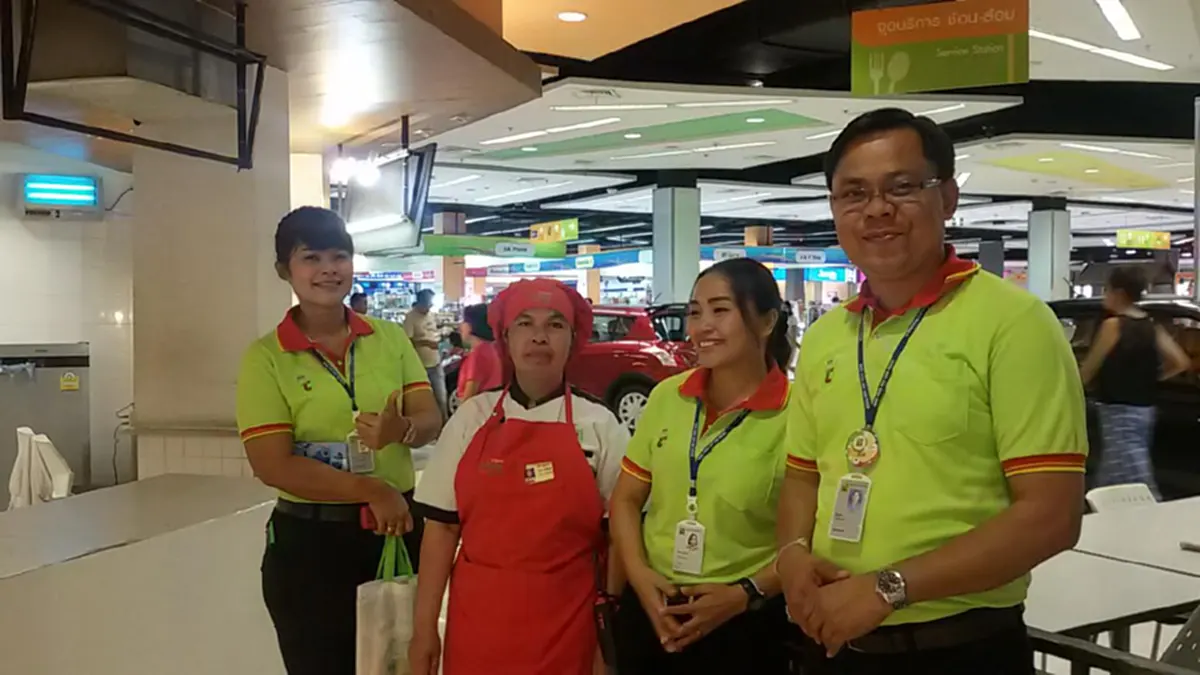 ผลกรรมดี4G!! "แม่ค้าส้มตำ" ในห้างดัง ลุกให้หญิงชรานั่งก่อนถูกทักจะมีโชค เสี่ยงดวงซื้อล็อตเตอรี่ สุดท้ายถูกรางวัลที่ 1 รับเบาๆ 6ล.!!