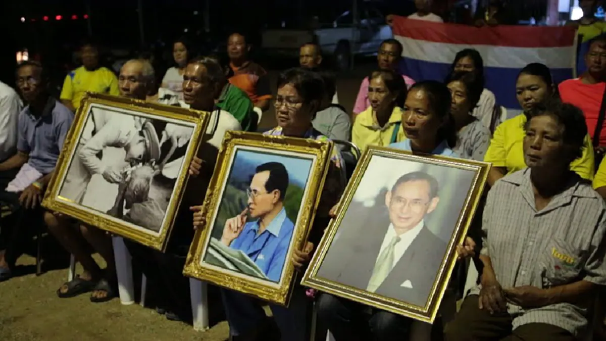 หลั่งน้ำตา ทั้งแผ่นดิน!! "ในหลวง" เสด็จสวรรคต ผสกนิกรขอยึดมั่นคำสอนพ่อหลวง ตลอดไป