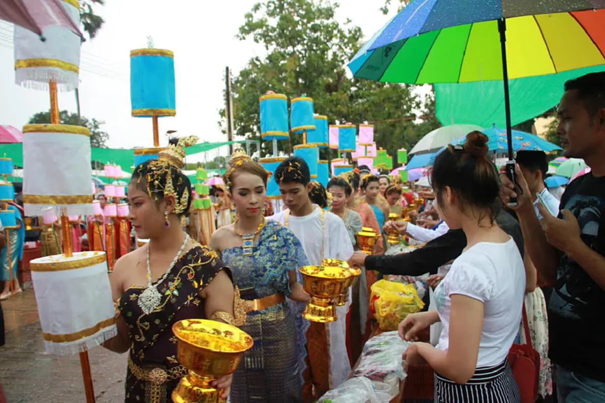 พลังแห่งความภักดี!! ชาวตราดฝ่าสายฝน ตักบาตรเทโว ถวายเป็นพระราชกุศลแด่ "ในหลวง รัชกาลที่9"