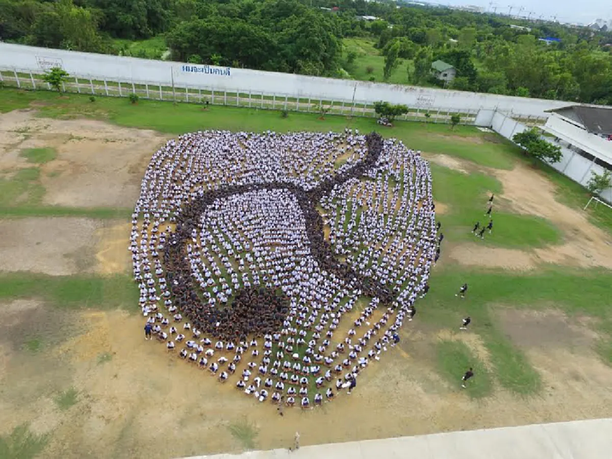 ไม่แชร์ ไม่ได้แล้ว!! รวมภาพแปรอักษร จากทุกทิศทั่วไทย ความงดงาม ตระการตา ที่ลูกๆตั้งใจทำเพื่อ "พ่อหลวง ร.9" (มีภาพ)