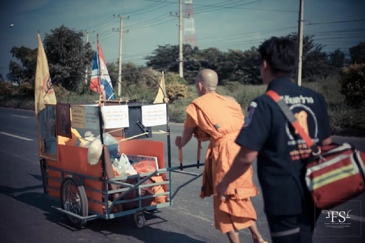 อีกแล้ว!! "หลวงพ่อ" เดินเข็นรถไปตามถนน เท้าพุพองเป็นแผลน่าสงสาร พอเห็นข้อความติดข้างรถ ยิ่งจุกอก พูดไม่ออก แชร์ลงโซเชียลฯรัวๆ!!