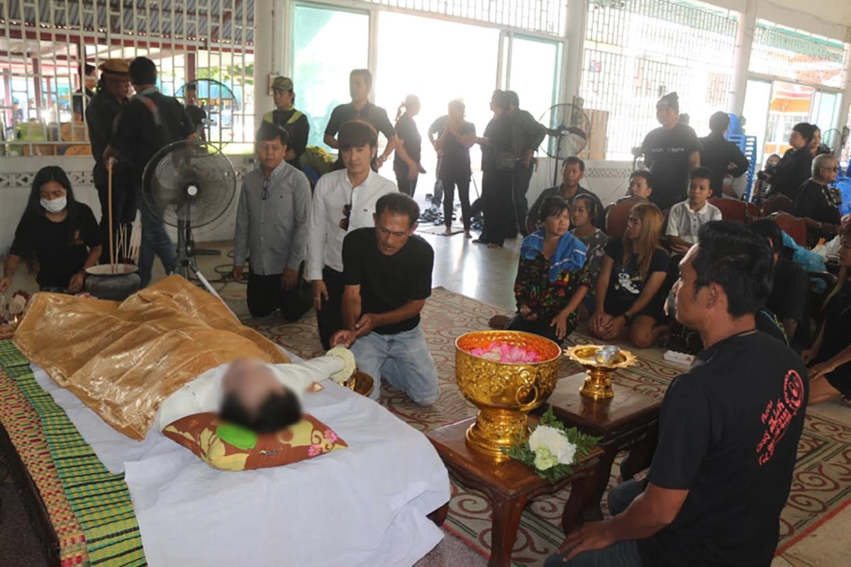 อาลัยรัก.. ญาติ-แฟนเพลง ร่วมพิธีรดน้ำศพ "สันติ ดวงสว่าง" นักร้องลูกทุ่งชื่อดังแน่นวัด!!