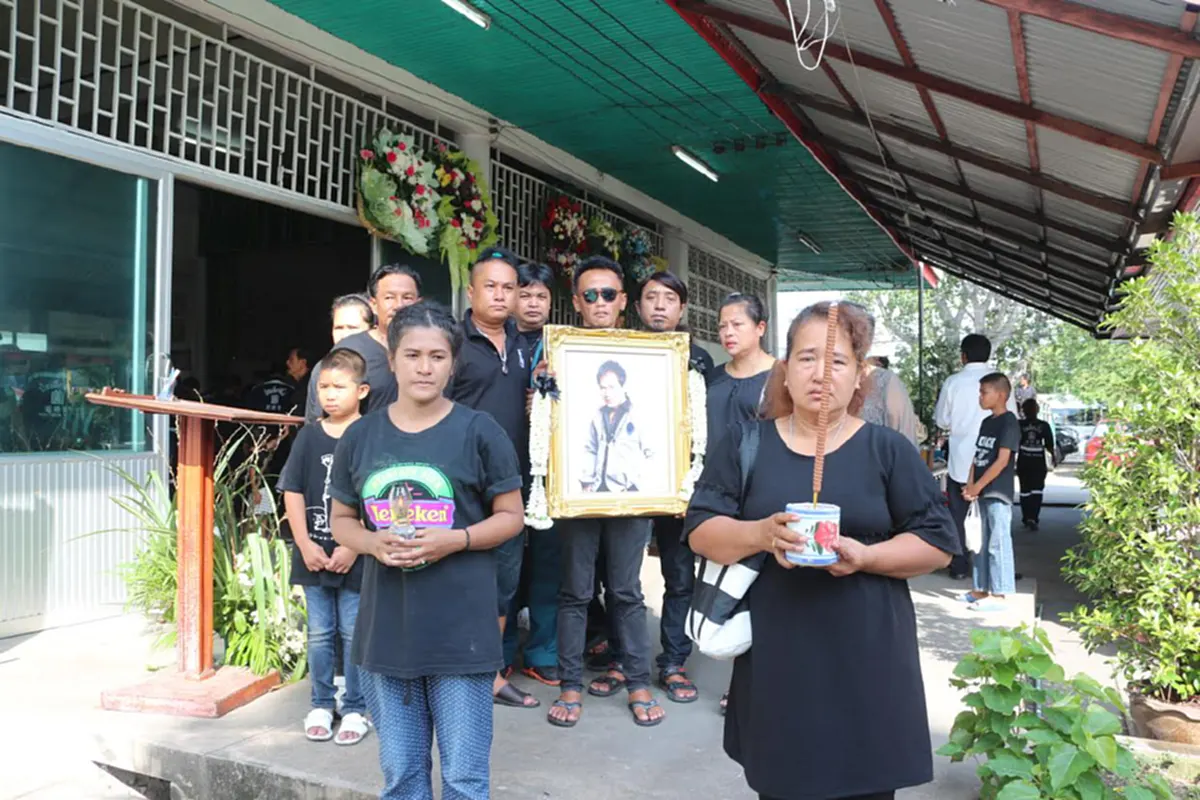 กลับบ้านกันนะ.. ญาตินำร่าง "สันติ ดวงสว่าง" กลับบ้านเกิดที่พิจิตร ให้แฟนเพลงเคารพศพเป็นครั้งสุดท้าย 