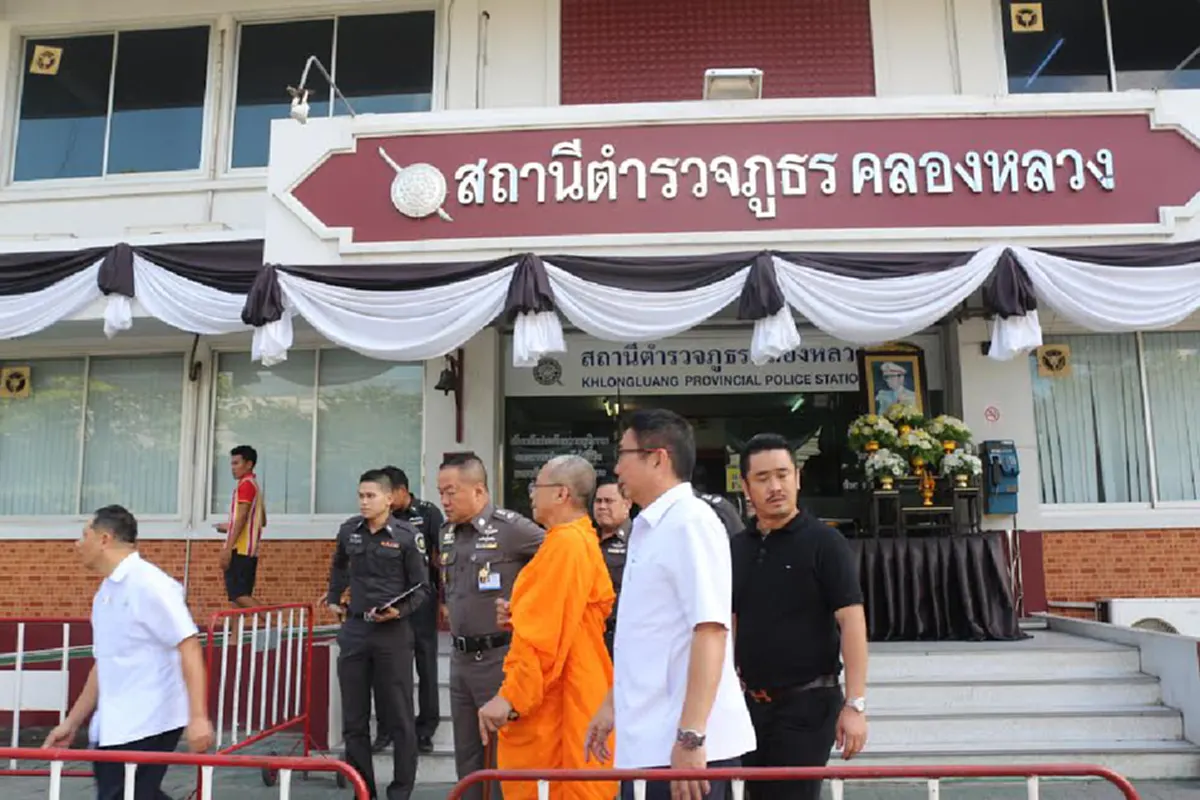 ลือหึ่ง!! "พระธัมมชโย" ติดต่อมอบตัวตำรวจ สภ.คลองหลวง สุดท้ายเบี้ยว ส่งพระ 2 รูปเป็นตัวแทนต่อรอง!!