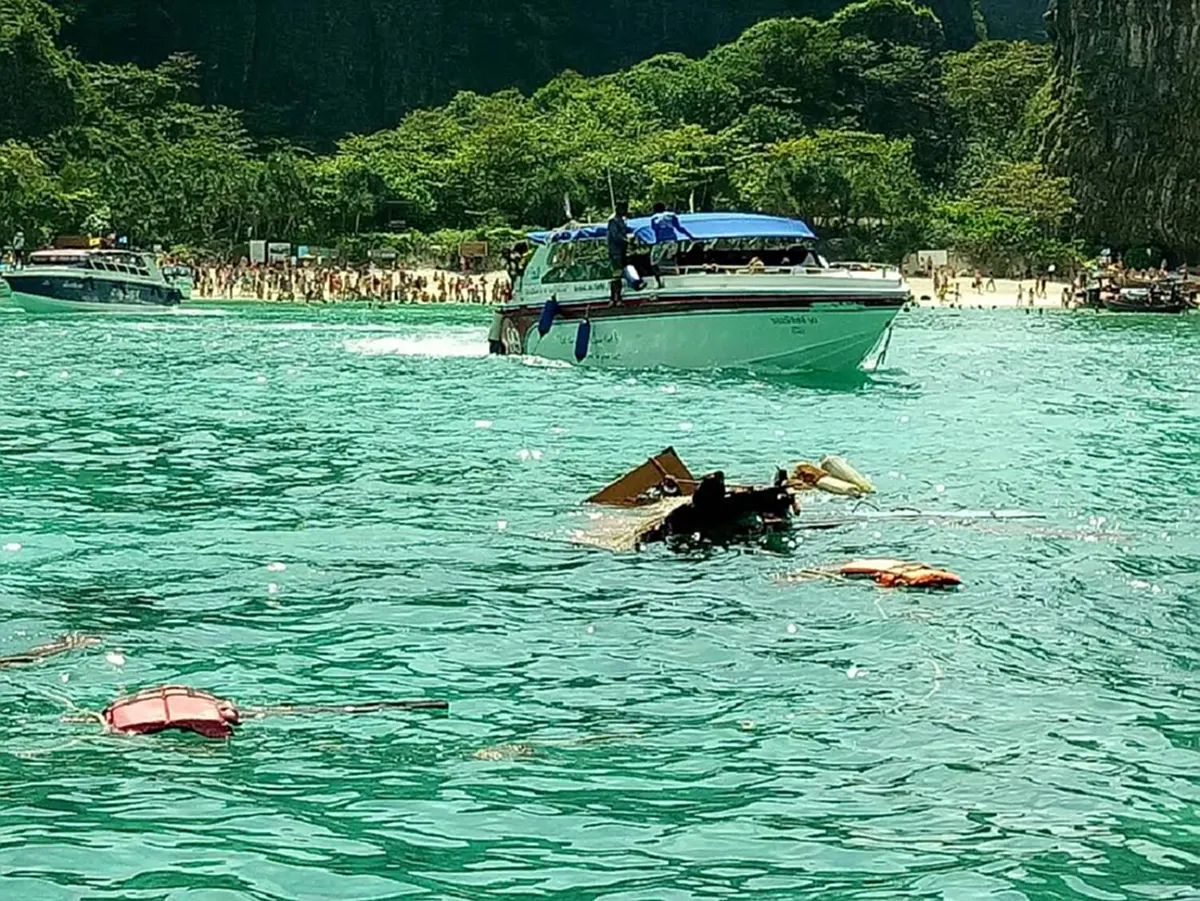ระทึก กลางทะเล!! สปีดโบ๊ทซิ่งปาดหน้าชนเรือหางยาว ล่มกลางอ่าวมาหยา มีนักท่องเที่ยวบาดเจ็บ!!