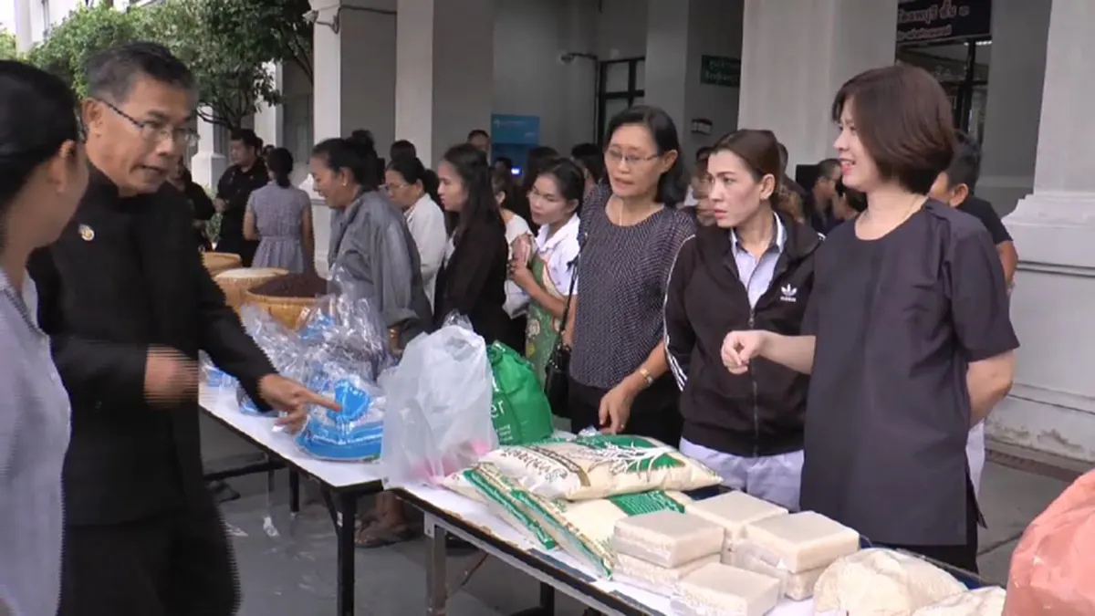คนไทยไม่ทิ้งกัน!! ชาวลพบุรีแห่ต่อแถวซื้อข้าวสารอุดหนุนชาวนาแน่นศาลากลาง จนไม่พอขาย ต้องเปิดจองล่วงหน้า!!