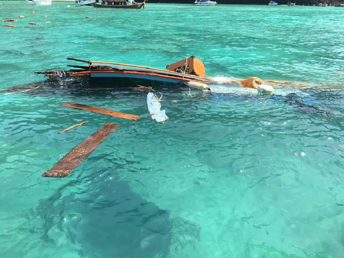 ระทึก กลางทะเล!! สปีดโบ๊ทซิ่งปาดหน้าชนเรือหางยาว ล่มกลางอ่าวมาหยา มีนักท่องเที่ยวบาดเจ็บ!!