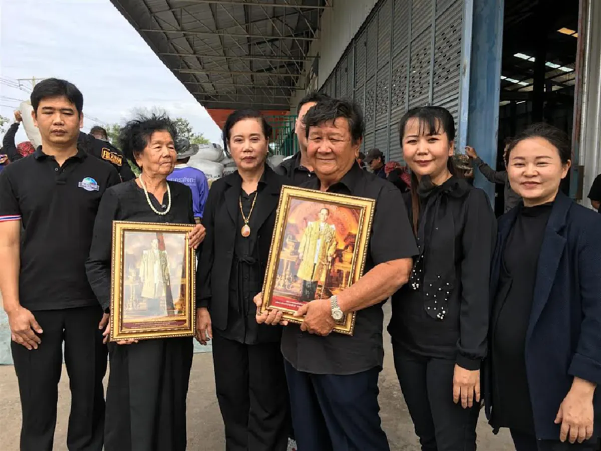 รักพ่อสุดหัวใจ!! หนุ่มใหญ่เมืองสุรินทร์มอบข้าวหอมมะลิ 20 ตัน ส่งครัวสนามหลวง ถวายเป็นพระราชกุศล "ในหลวง ร.9"