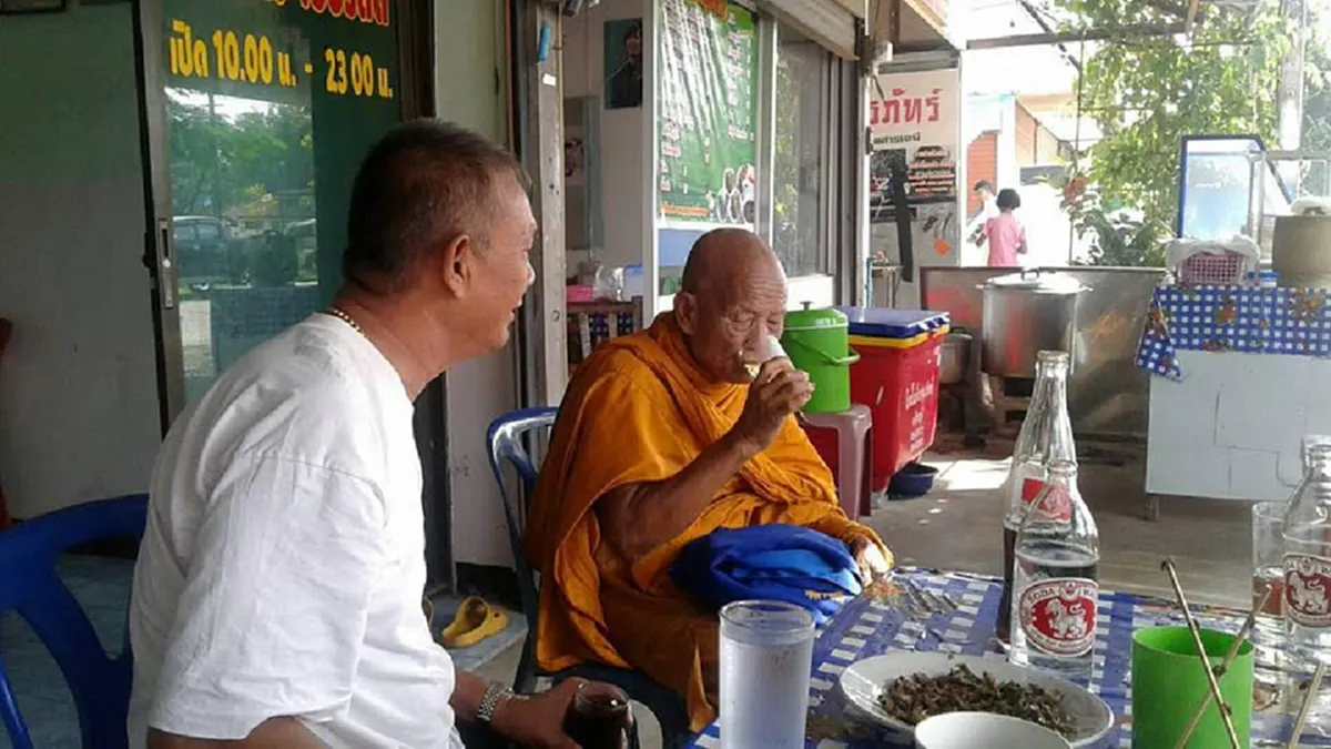 คดีพลิกหรือไม่!! ฝ่ายพระสวนกลับ สื่อจัดฉากเจ้าอาวาสก๊งเหล้า ใช้แบล็คเมล์รีดเงิน!!