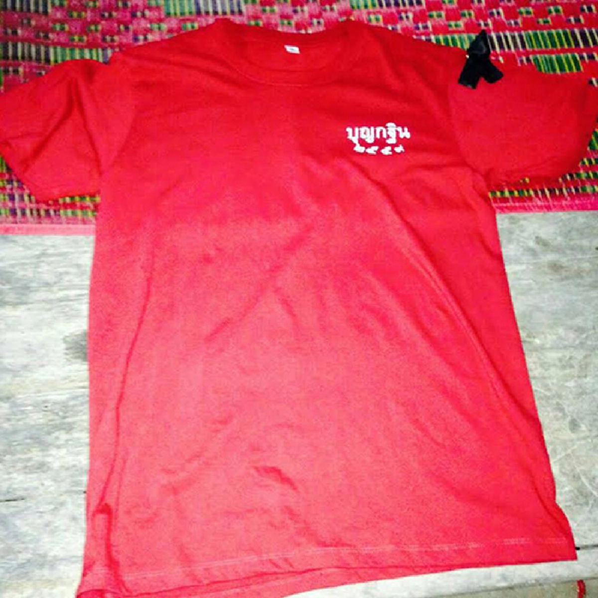 อย่าได้ขยายความ!! นายอำเภอรัตนบุรีแจงคลิปชาวบ้านใส่เสื้อแดงร่วมงานทอดกฐินมีติดริบบิ้นดำ เจ้าภาพสั่งทำไว้ก่อน13ต.ค.