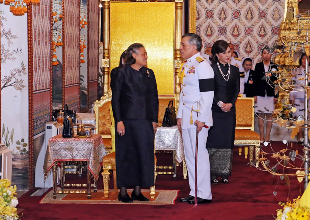 สมเด็จพระเจ้าอยู่หัวมหาวชิราลงกรณ บดินทรเทพยวรางกูร ทรงฉายพระรูปร่วม สมเด็จพระเทพฯ-เจ้าฟ้าหญิง-ทูลกระหม่อมหญิงฯ หน้าพระบรมโกศ