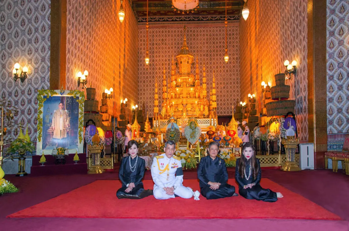 สมเด็จพระเจ้าอยู่หัวมหาวชิราลงกรณ บดินทรเทพยวรางกูร ทรงฉายพระรูปร่วม สมเด็จพระเทพฯ-เจ้าฟ้าหญิง-ทูลกระหม่อมหญิงฯ หน้าพระบรมโกศ