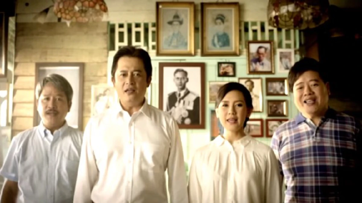 ย้อนดูเพลงสุดซึ้ง!! สรรเสริญพระบารมี เวอร์ชั่นภาพยนตร์เฉลิมพระเกียรติ 100 ปี  พูดได้คำเดียว่าตื้นตันใจสุดๆๆ (ชมคลิป)