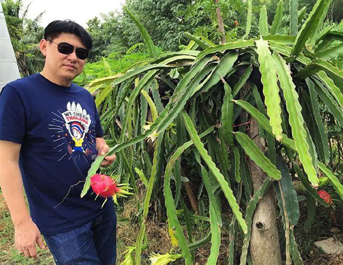 ส่องชีวิตเรียบง่าย!!! "สรยุทธ" จากผู้ประกาศข่าวชื่อดังสู่ "ชาวสวน" บอกเลยมือขึ้นมาก ปลูกอะไรก็งาม!!! (มีภาพ)
